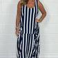 Gestreiftes Oversize-Kleid mit Bindegürtel und Tasche vorne