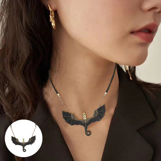 🎁Halsband med svart bevingad flygande drake