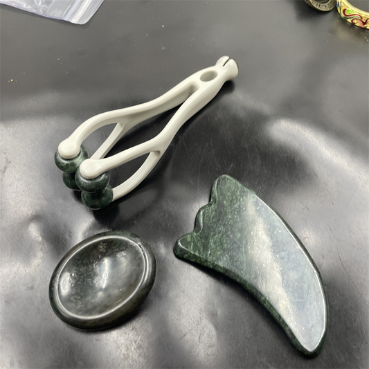 Massageset av natursten: skrapbräda, fingerklämma och äggformad massager