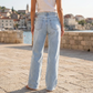 Högmidjade jeans med vida ben och slitna kanter