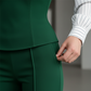 Elegant randig blus med V-ringning och vida byxor för damer