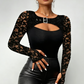 👚 50% RABATT 🖤 | Sexig Urringning Spetsärm Topp – Edgy Spänne & Stretchpassform