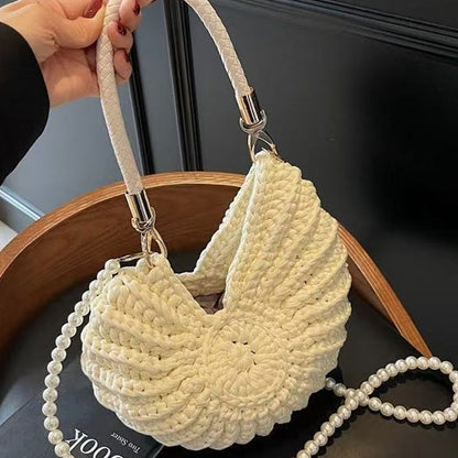 Stickad strandväska med snäckskal och pärlrem
