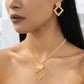 Set med halsband och örhängen i modern chic-stil