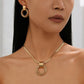 Set med halsband och örhängen i modern chic-stil