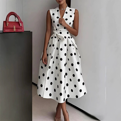 👗 50% RABATT NU! 🍒 Dam Prickig Ärmlös V-ringad Klänning – Luftig, Chic & Skrynkelfri ✨