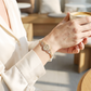 Elegant armband med Jungfru Maria och filigranmönster