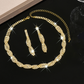 Set med halsband och örhängen med glittrande strass och klorformad kedja för kvinnor