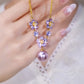 Elegant halsband med blommigt hänge i lila zirkon