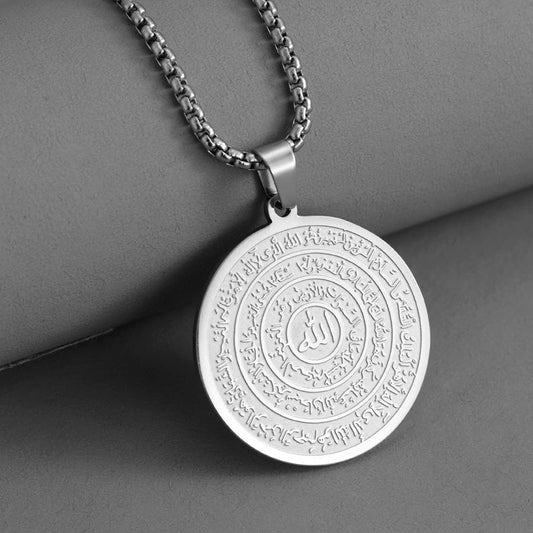 Halsband med hänge i rostfritt stål med arabisk kalligrafi